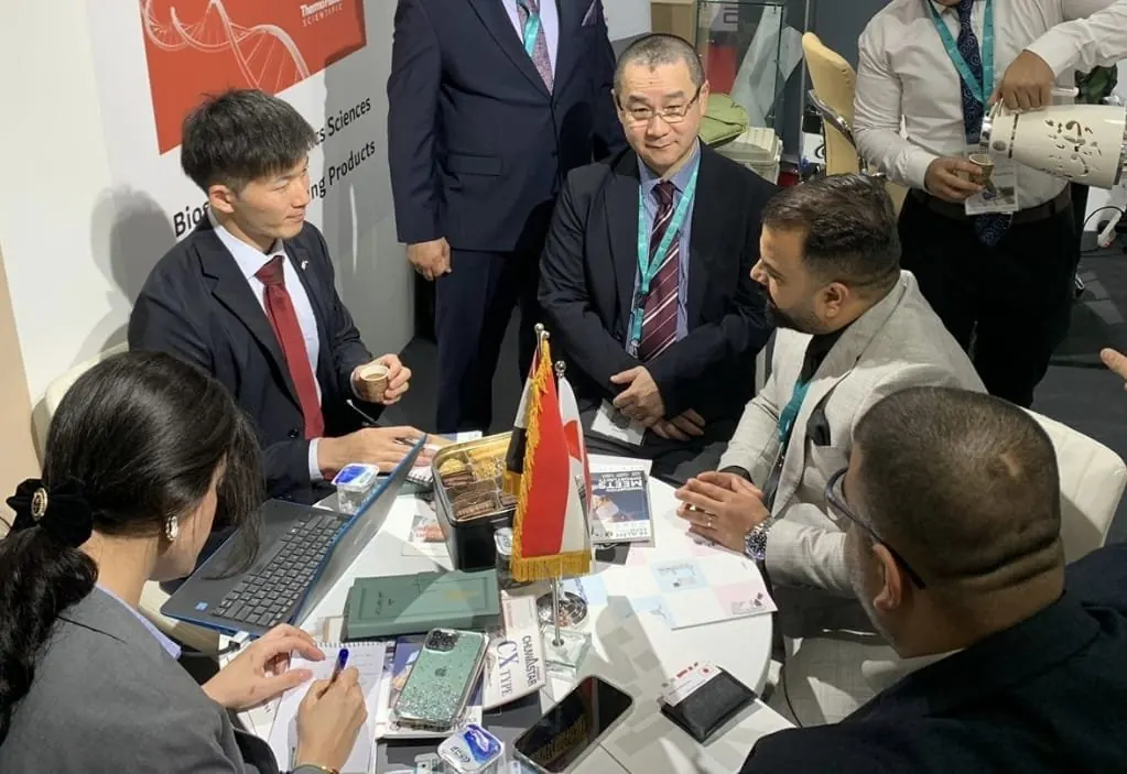 عرض منتج لزوار معرض طبي